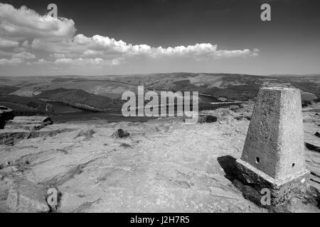 OS Trig punto su Win Hill su serbatoio Ladybower, Derwent Valley, nel Derbyshire, Parco Nazionale di Peak District, England, Regno Unito Foto Stock