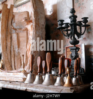 Campane e candelabri su mantelpiece. Foto Stock