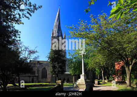 Molla, Aprile, Maggio, la guglia storta; St Mary Chiesa di tutti i santi; Chesterfield Town; Derbyshire; Inghilterra; Regno Unito Foto Stock