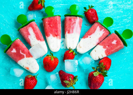 Yogurt e fragole dolci popsicles con fragola frutta e cubetti di ghiaccio Foto Stock