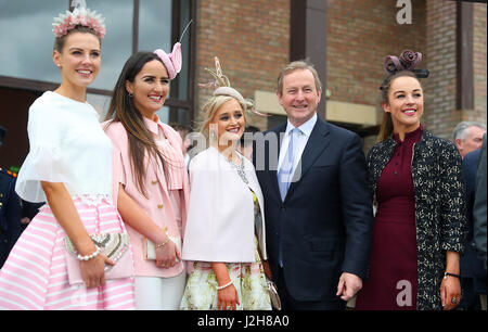 Repubblica di Irlanda il Primo Ministro Enda Kenny (seconda a destra) è accolto da racegoers come egli arriva per quattro giorni del festival di Punchestown in Naas, Co. Di Kildare. Foto Stock