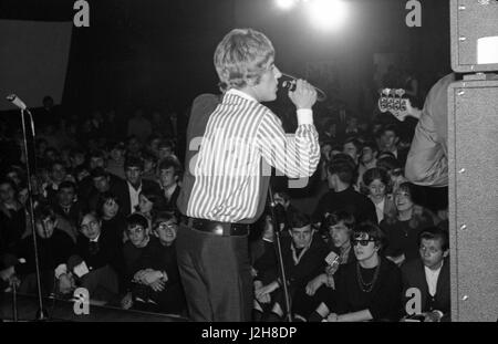 Roger Daltrey, fondatore e cantante britannico della rock band di chi. Qui a cantare durante un concerto a La locomotiva a Parigi il 13 novembre 1965. Foto André Crudo Foto Stock