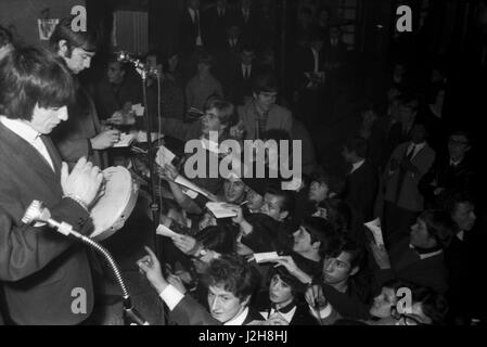 Charlie Watts e Bill Wyman, membri dei Rolling Stones, firma autografi sul palco del Golf-Drouot a Parigi nel 1965. Foto André Crudo Foto Stock