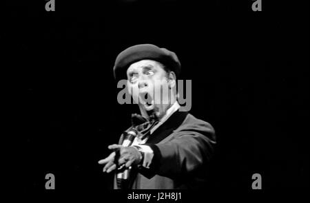 American humorist e attore Jerry Lewis di eseguire la commedia al Paris Olympia Hall. Maggio 1976 Foto André Crudo Foto Stock