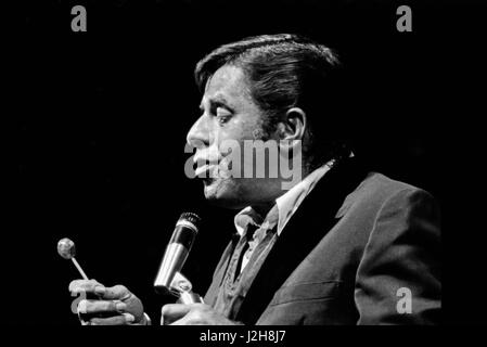 American humorist e attore Jerry Lewis di eseguire la commedia al Paris Olympia Hall. Maggio 1976 Foto André Crudo Foto Stock