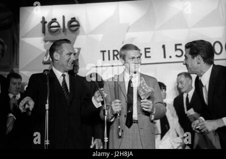 Jacques Sallebert e Steve McQueen all'asta di beneficenza dove Gilbert Bécaud (a destra) ha acquisito la pistola Winchester utilizzato da McQueen nella serie TV 'Wanted Dead or Alive". Ritz Hotel in Parigi, 1963 foto André Crudo Foto Stock