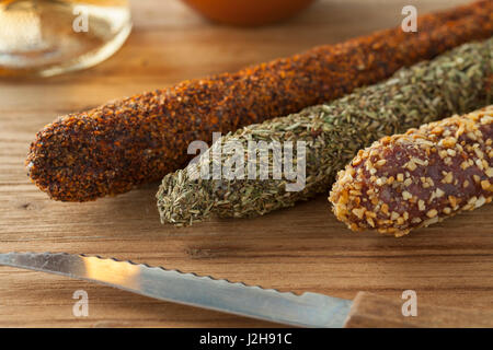 Spiced spagnolo fuet salsicce in tre diversi aromi come uno snack Foto Stock