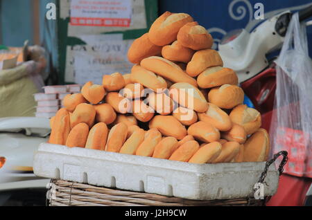 Baguette francese venduta nel vecchio quartiere Hanoi Vietnam Foto Stock