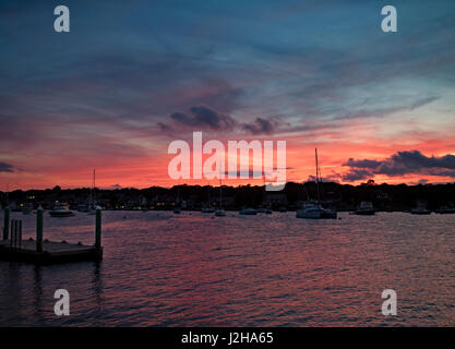 Oak Bluffs, MA, 2 Settembre 2016: meteo fenomeno: un intenso Rosa Rosso arancione e viola il tramonto in Oak Bluffs, Martha's Vineyard, Massachusetts causate dall' uragano Hermine al largo. L'adagio "cielo rosso di notte, marinai delizia," era vero in quanto il giorno successivo il tempo era ancora più bella. Foto Stock