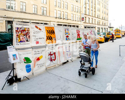 Un display sul marciapiede di stampe da artista Tiggy Ticehurst sono visualizzate da una famiglia al di fuori del Whitney Museum of Art di New York City. Foto Stock