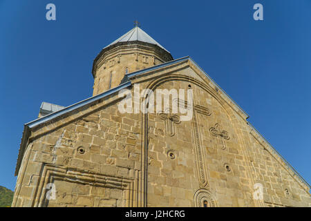 ANANURI, GEORGIA - Sep 30, 2016: Chiesa Spasskaya nella fortezza Ananuri Settembre Foto Stock