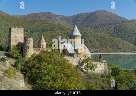 ANANURI, GEORGIA - Sep 30, 2016: la fortezza di Ananuri sul militare georgiano autostrada, 70 km da Tbilisi. Settembre Foto Stock