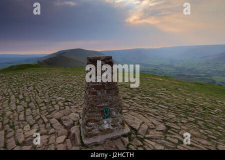 Ordinance Survey Trig punto sul Mam Tor, Hope Valley, Derbyshire, Parco Nazionale di Peak District, England, Regno Unito Foto Stock