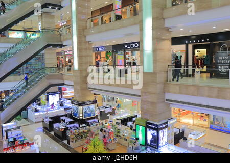 La gente visita Vincom Center shopping mall di Hanoi, Vietnam. Foto Stock