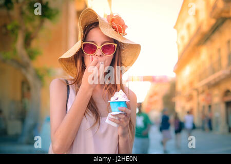 Teen donna in vacanza a mangiare il gelato Foto Stock