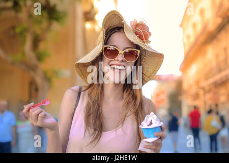 Giovane donna a mangiare il gelato Foto Stock