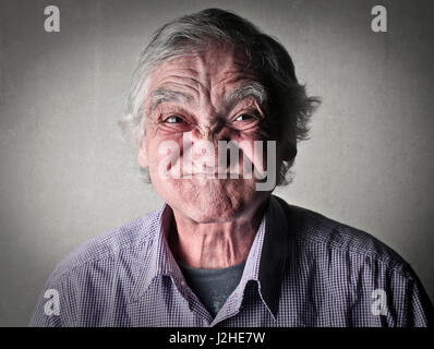 Il vecchio uomo che fa mad face Foto Stock