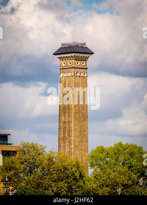 Alta ciminiera in mattoni, una parte di Bazalgette occidentale della stazione di pompaggio per le acque reflue, a Chelsea, Londra, Regno Unito. Foto Stock