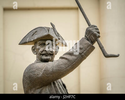 Il 'In-Pensioner' statua di bronzo di un pensionato di Chelsea al di fuori dell'ingresso nord al Chelsea Royal Hospital di Londra, Regno Unito Foto Stock