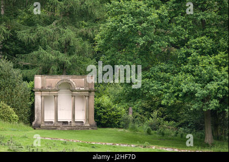 Chirk Castle Gardens, Wrexham, Wales, Regno Unito. Un gazebo o decorazione sul bordo del giardino Foto Stock