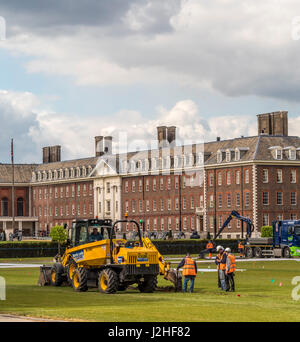 I preparativi per il Chelsea Flower Show presso il Royal Hospital Chelsea, Londra, Regno Unito. Foto Stock