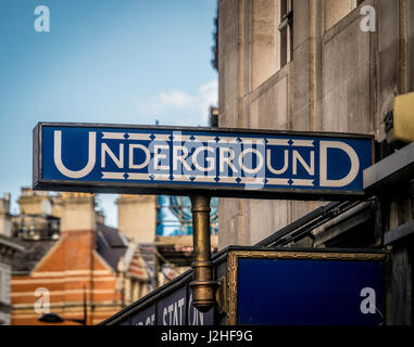 Il vecchio stile metropolitana cartello fuori la stazione della metropolitana di Knightsbridge di Londra, Regno Unito. Foto Stock