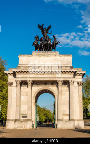 Wellington Arch (Decimus Burton), Hyde Park Corner, Londra, Regno Unito. Quadriga da Adrian Jones Foto Stock
