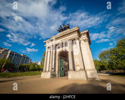 Wellington Arch (Decimus Burton), Hyde Park Corner, Londra, Regno Unito. Quadriga da Adrian Jones Foto Stock