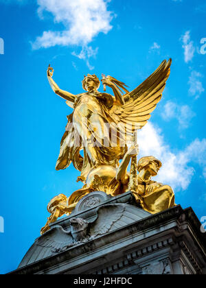 Dorare Vittoria Alata in cima al memoriale della Victoria, Londra, Regno Unito. Foto Stock