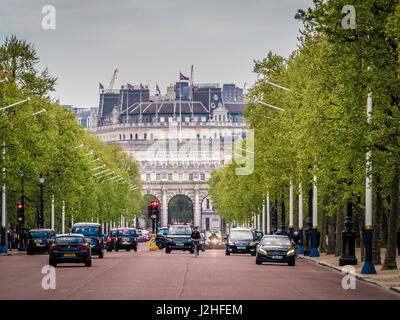 Visualizza in basso al centro commerciale verso Admiralty Arch dal memoriale della Victoria, Londra, Regno Unito. Foto Stock
