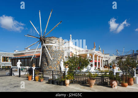 Grotta di Psychro, Grecia - 15 Ottobre 2016: le statue in Creta negozio di ceramiche nei pressi della grotta di Zeus in un lato sud-ovest dell'altopiano di Lassithi Foto Stock