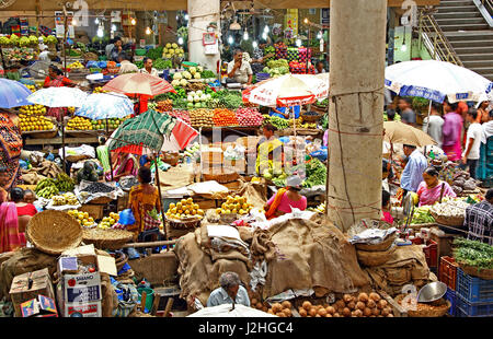 I fornitori e i clienti commerciali presso il quotidiano di frutta e verdura in Panjim, Goa, India. Per solo uso editoriale Foto Stock
