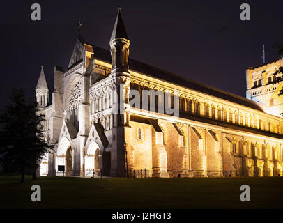 Meta turistica molto St Albans abbey chiesa nella notte le luci illuminazione in London, England, Regno Unito Foto Stock