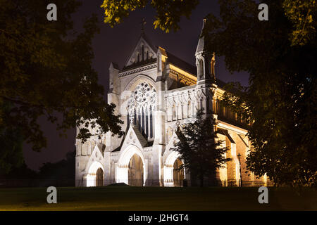 Meta turistica molto St Albans abbey chiesa nella notte le luci illuminazione in London, England, Regno Unito Foto Stock