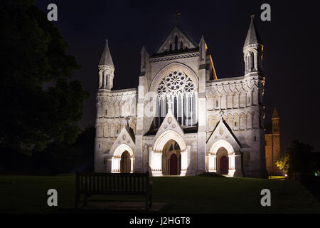 Meta turistica molto St Albans abbey chiesa nella notte le luci illuminazione in London, England, Regno Unito Foto Stock