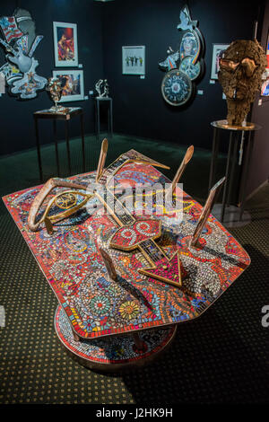 Opere di Guy Portelli compresa la sua nuova scultura, Viola Crash (£69k), della leggenda della musica il principe sulla Galleria diversi stand - . La ventiduesima Chelsea Art Fair di Chelsea Town Hall. Anni di questo tema è la Kings Road e tha fair corre fino a30 Aprile. Foto Stock