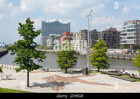 Hamburg : Elbphilharmonie mit Haeusern am Grasbrookhafen ho Elbphilharmonie con Hafencity di Amburgo, Germania, Europa Foto Stock