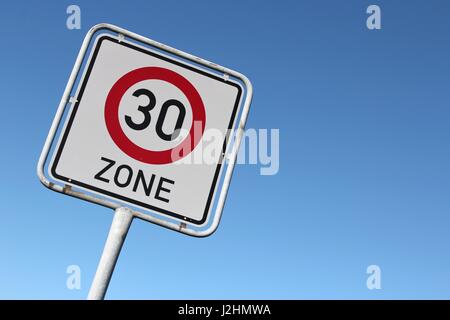 Il tedesco cartello stradale: inizio di 30 km/h la zona Foto Stock