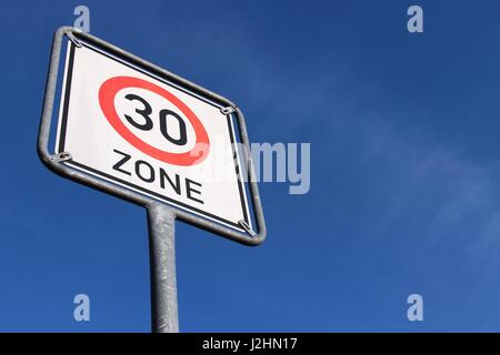 Il tedesco cartello stradale: inizio di 30 km/h la zona Foto Stock