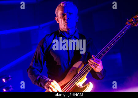 English-American rock sperimentale supergruppo con Thom Yorke, Flea, Nigel Godrich, Joey Waronker e Mauro Refosco in atomi per la pace live all Ippodromo del galoppo. (Foto: Mairo Cinquetti/Pacific Stampa) Foto Stock