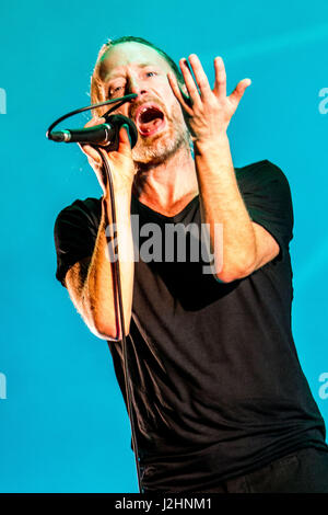 English-American rock sperimentale supergruppo con Thom Yorke, Flea, Nigel Godrich, Joey Waronker e Mauro Refosco in atomi per la pace live all Ippodromo del galoppo. (Foto: Mairo Cinquetti/Pacific Stampa) Foto Stock