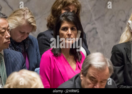 New York, Stati Uniti d'America. 28 apr, 2017. Ambasciatore statunitense alle Nazioni Unite Nikki Haley è visto durante la riunione del Consiglio di sicurezza. Il Consiglio di Sicurezza delle Nazioni Unite ha convocato una riunione a livello ministeriale per quanto riguarda il nucleare costante minaccia rappresentata dalla Repubblica Popolare Democratica di Corea. La riunione, presieduta da U.S. Il segretario di Stato Rex Tillerson, arriva a conclusione dell'USA' mesi di durata del mandato come Presidente del Consiglio di sicurezza. Credito: Albin Lohr-Jones/Pacific Press/Alamy Live News Foto Stock