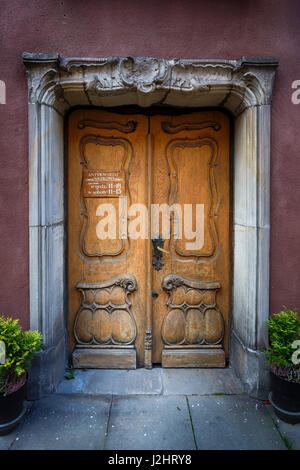 Gdansk, Polonia - 04 Ottobre 2016: ornamentali porte di legno nella città vecchia di Danzica Foto Stock