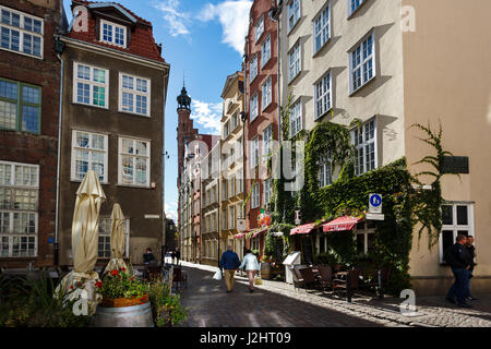 Gdansk, Polonia - 04 Ottobre 2016: Alcune persone sono a piedi su una strada nella città vecchia di Danzica Foto Stock