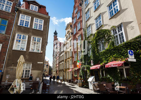 Gdansk, Polonia - 04 Ottobre 2016: Alcune persone sono a piedi su una strada nella città vecchia di Danzica Foto Stock