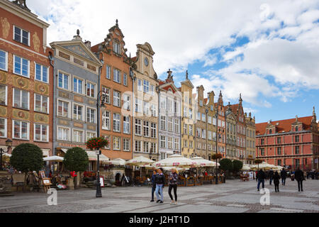 Gdansk, Polonia - 04 Ottobre 2016: Alcune persone sono a piedi su una strada nella città vecchia di Danzica Foto Stock