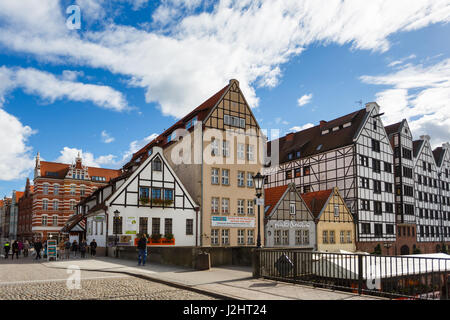 Gdansk, Polonia - 04 Ottobre 2016: Alcune persone sono a piedi su una strada nella città vecchia di Danzica Foto Stock