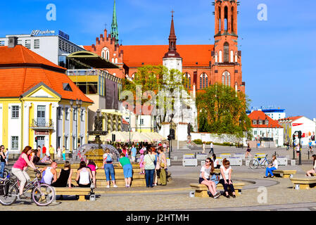 Bialystok, Polonia - 29 Aprile 2012: i turisti a piedi nella soleggiata giornata estiva su lastricatori piazza centrale del mercato Kosciusko. Sullo sfondo Basilica Cattedrale o Foto Stock