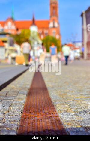 Lastricatori nella piazza centrale del mercato Kosciusko. Sullo sfondo Basilica Cattedrale dell Assunzione della Beata Vergine Maria in Bialystok, Polonia. Selective fo Foto Stock