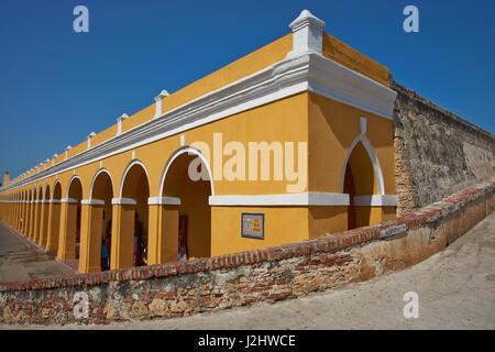 Las Bovedas. Di stile Spagnolo a edificio coloniale nel centro storico della città di Cartagena in Colombia. Costruito come un dungeon, oggi sede di negozi di souvenir. Foto Stock